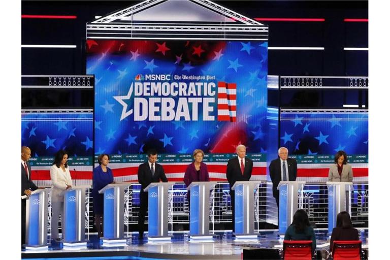 Demokratische Präsidentschaftsbewerber, Cory Booker (l-r), Tulsi Gabbard, Amy Klobuchar, South Bend, Pete Buttigieg, Elizabeth Warren, ehemaliger US-Vizepräsident Joe Biden, Senator Bernie Sanders, Senator Kamala Harris, ehemaliger Technologie-Exekutivdirektor Andrew Yang und Investor Tom Steyer nehmen an einer TV-Debatte der demokratischen Präsidentschaftsanwärter. Foto: John Bazemore/AP/dpa