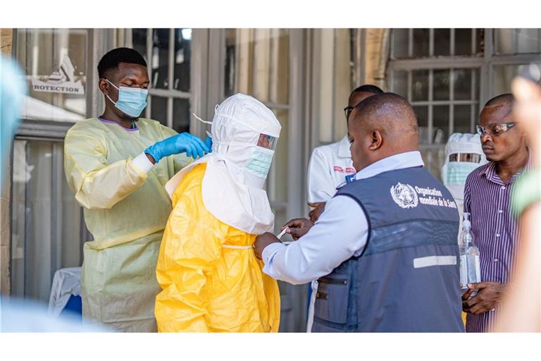 Demokratische Republik Kongo, Goma: Ein medizinischer Mitarbeiter zieht einen Schutzanzug an.