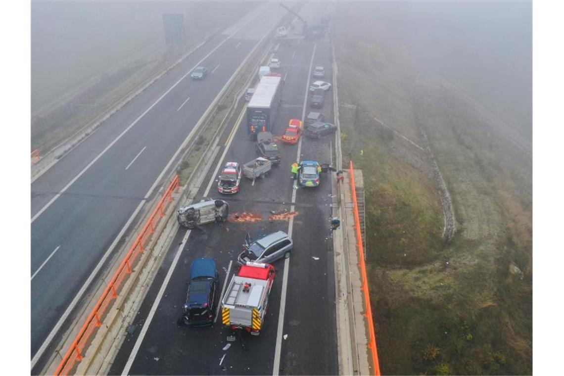 29 Verletzte bei Massencrash auf A7 Demolierte Fahrzeuge an der Unfallstelle auf der Autobahn A7. Foto: Karl-Josef Hildenbrand/dpa