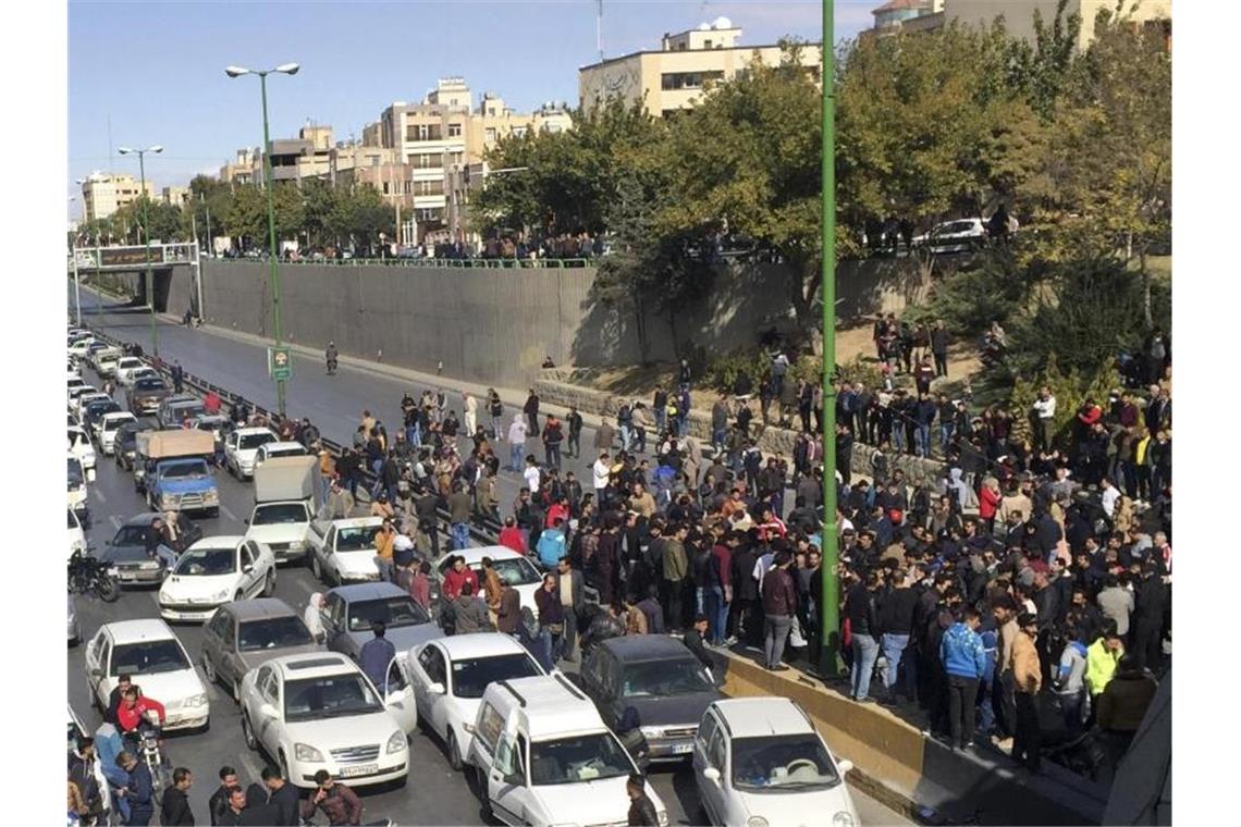 Proteste im Iran: Ruhani verurteilt „Gewalt und Vandalismus“ Demonnstranten blockieren eine Straße in Isfahan: Im Iran sind Tausende Menschen gegen die Rationierung und Verteuerung von Benzin auf die Straße gegangen. Foto: -/AP/dpa