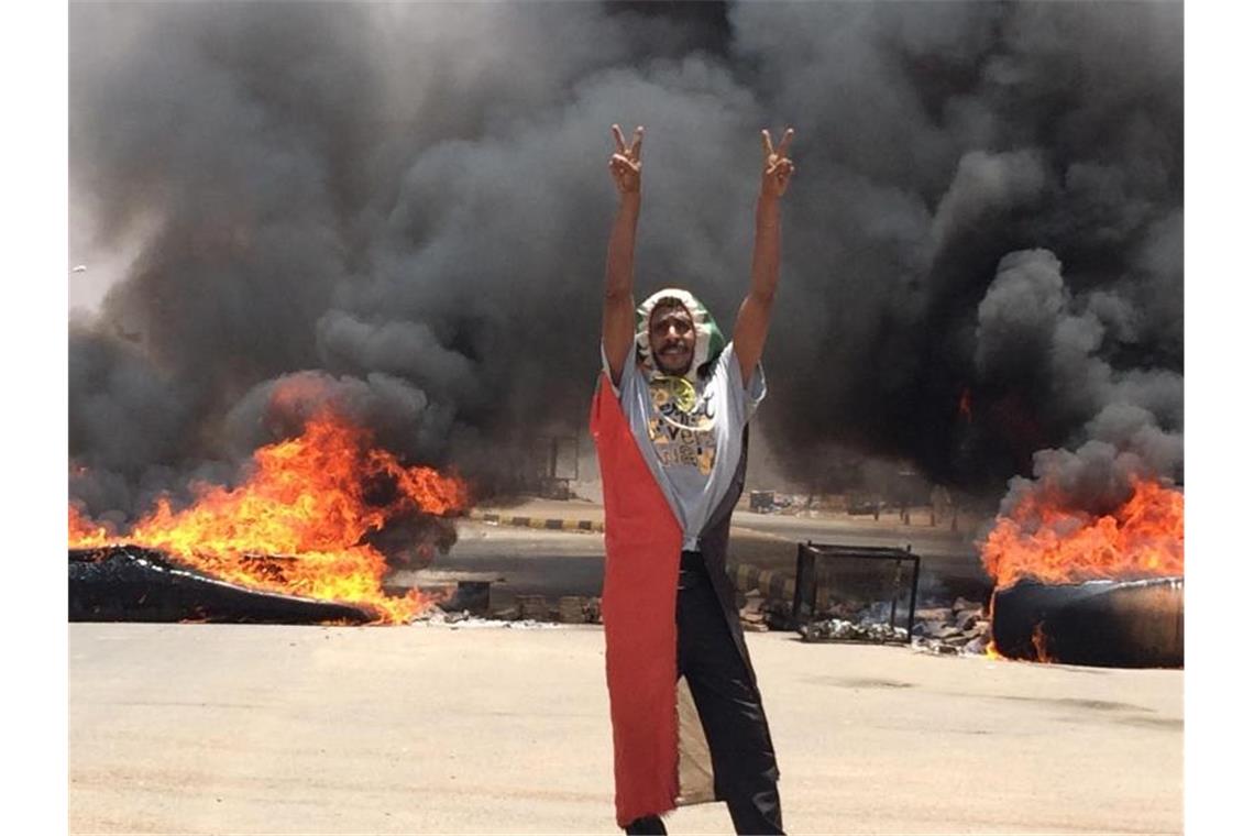 Demonstrant in Khartum: Seit Wochen steigen die Spannungen im Sudan zwischen dem Militär und der Opposition. Foto: AP/dpa