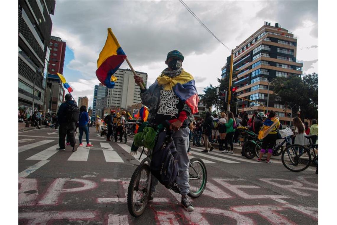 Kolumbiens Präsident setzt bei Protesten zunehmend auf Härte Demonstrant sind in Bogotá auf die Straße gegangen. Präsident Duque will „den größtmöglichen Aufmarsch der Sicherheitskräfte“ gewährleistet sehen. Foto: Chepa Beltran/LongVisual via ZUMA Wire/dpa