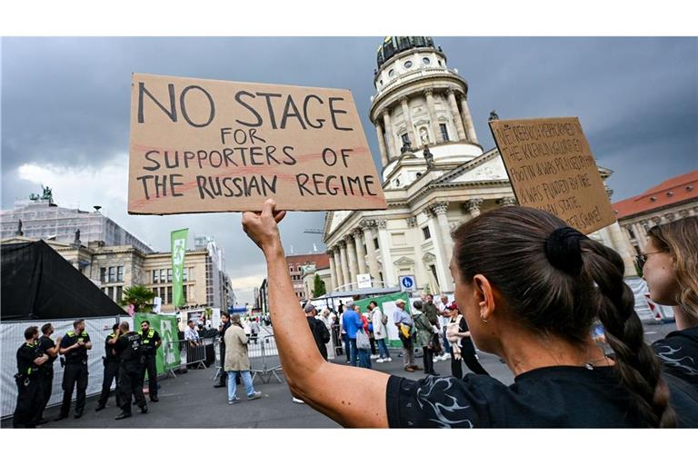 Demonstranten am Gendarmenmarkt protestierten gegen den Auftritt der Starsopranistin Anna Netrebko beim Musikfestival "Classic Open Air".