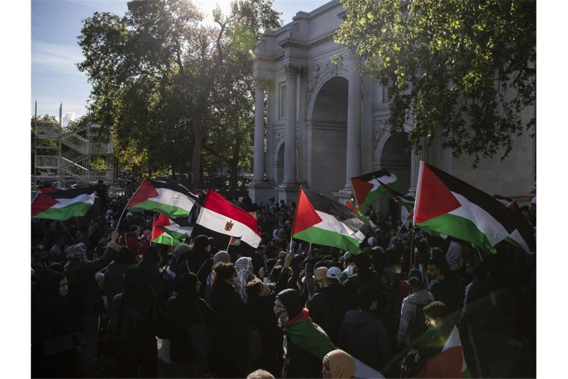 Solidarität mit Palästinensern: Riesendemo in London Demonstranten am Marble Arch in London mit der Fahne der Palästinenser. Foto: May James/SOPA Images via ZUMA Wire/dpa