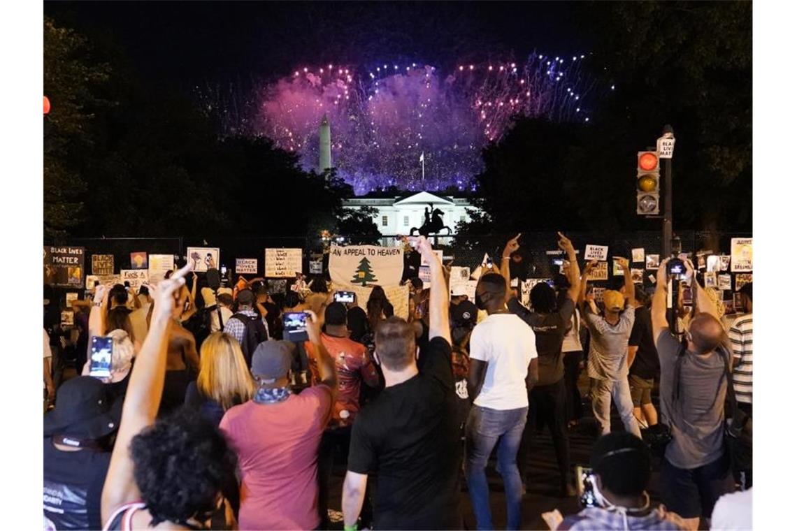 Demonstranten artikulieren ihren Unmut während eines Feuerwerks über dem Weißen Haus zum Abschluss der viertägigen Parteitages der Republikaner. Foto: Julio Cortez/AP/dpa