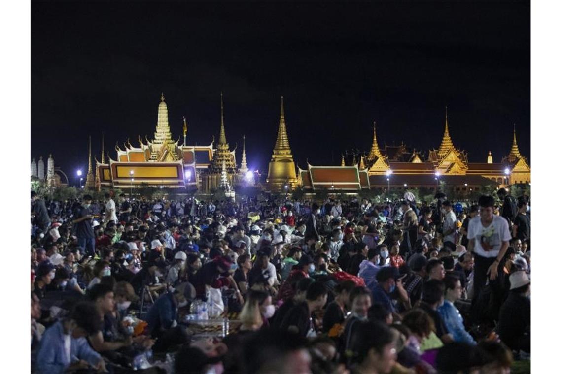 Demonstranten auf den riesigen Platz Sanam Luang im historischen Zentrum von Bangkok, unweit des alten Königspalastes. Viele hoben den Arm und machten das Drei-Finger-Zeichen aus der Science-Fiction-Filmreihe „Die Tribute von Panem“. Foto: Sakchai Lalit/AP/dpa