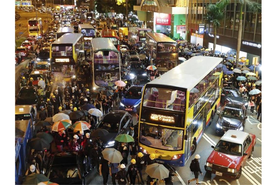 Hongkonger wollen Arbeit niederlegen Demonstranten behindern mit Barrikaden den Straßenverkehr mehrerer Straßen. Foto: Vincent Thian/AP