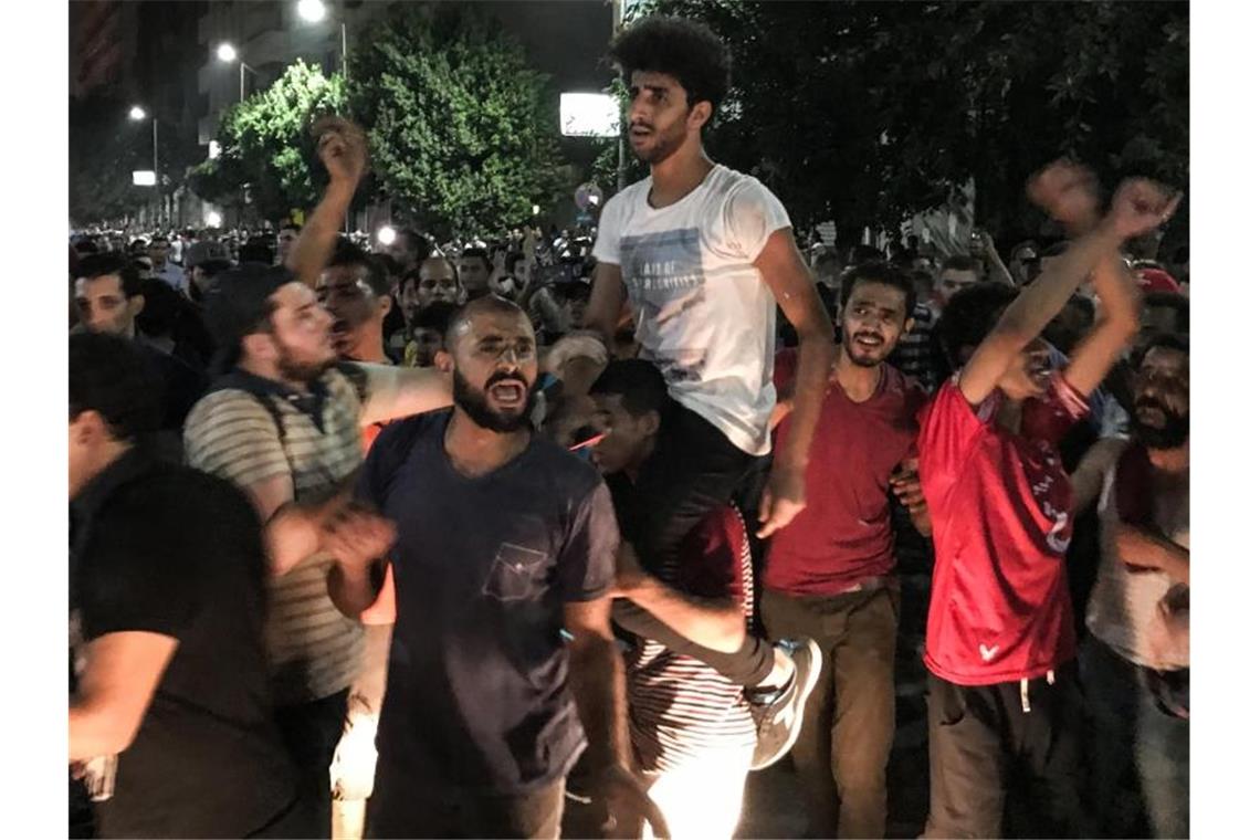 Seltener Protest: Regierungskritiker demonstrieren in Kairo Demonstranten bei einem Protest gegen die Regierung in der Innenstadt von Kairo. Foto: Oliver Weiken