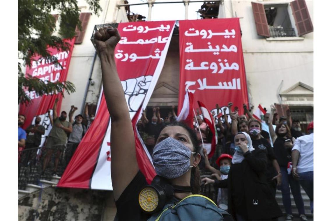 Demonstranten bei einem regierungskritischen Protest in Libanons Hauptstadt Beirut. Foto: Bilal Hussein/AP/dpa