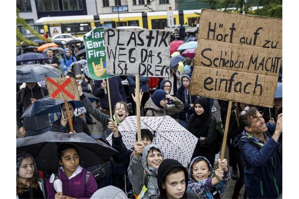 Demonstranten bei einer Fridays-for-Future-Kundgebung in Berlin. Foto: Carsten Koall/dpa