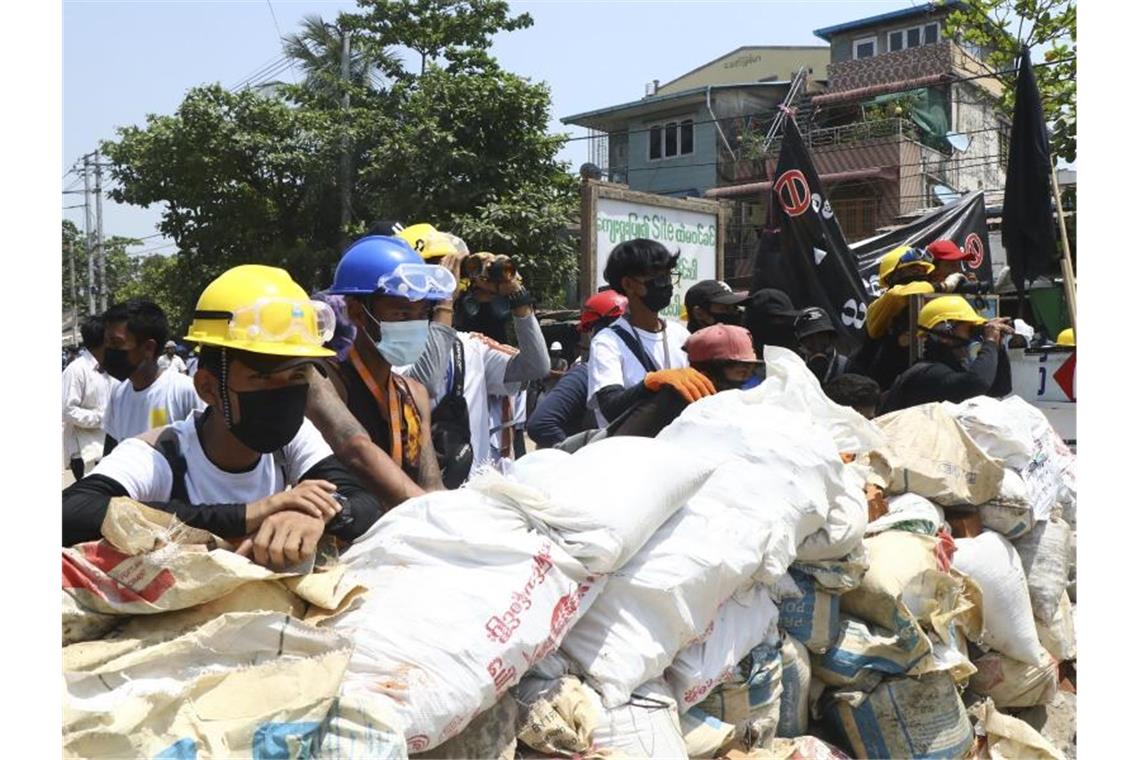 Wieder Tote bei Protesten gegen Militärputsch in Myanmar Demonstranten bereiten im Stadtteil Tarkata eine Barrikade vor. Die neue Junta in Myanmar geht weiter mit brutaler Gewalt und Inhaftierungen gegen politische Gegner, Demonstranten und Journalisten vor. Foto: -/AP/dpa