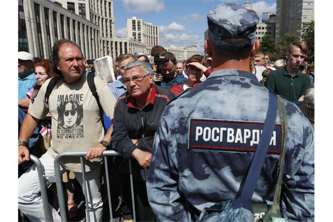 Kundgebung in Moskau gegen Polizei und Druck auf Medien Demonstranten beteiligen sich an einer Kundgebung mit dem Titel „Recht und Gerechtigkeit für alle“. Foto: Pavel Golovkin/AP