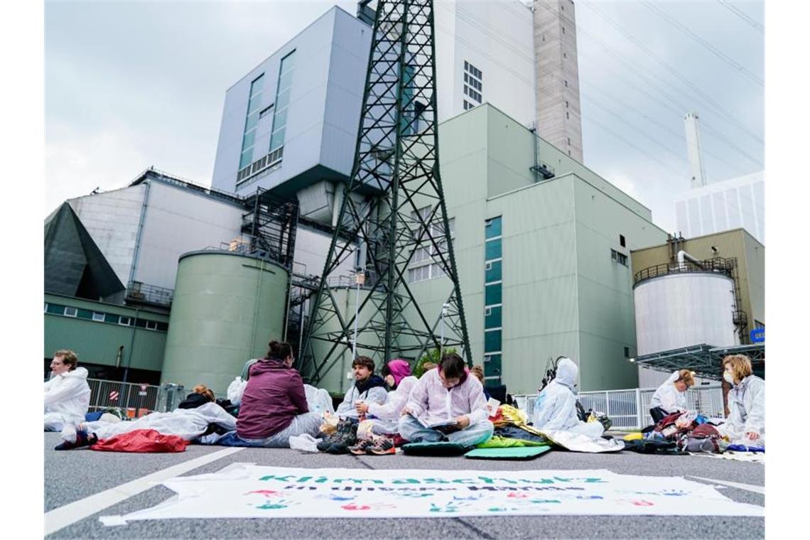 Wirtschaftsweisen-Chef würdigt Friday-for-Future-Bewegung Demonstranten blockieren das Hauptzufahrtstor des Großkraftwerks Mannheim. Foto: Uwe Anspach