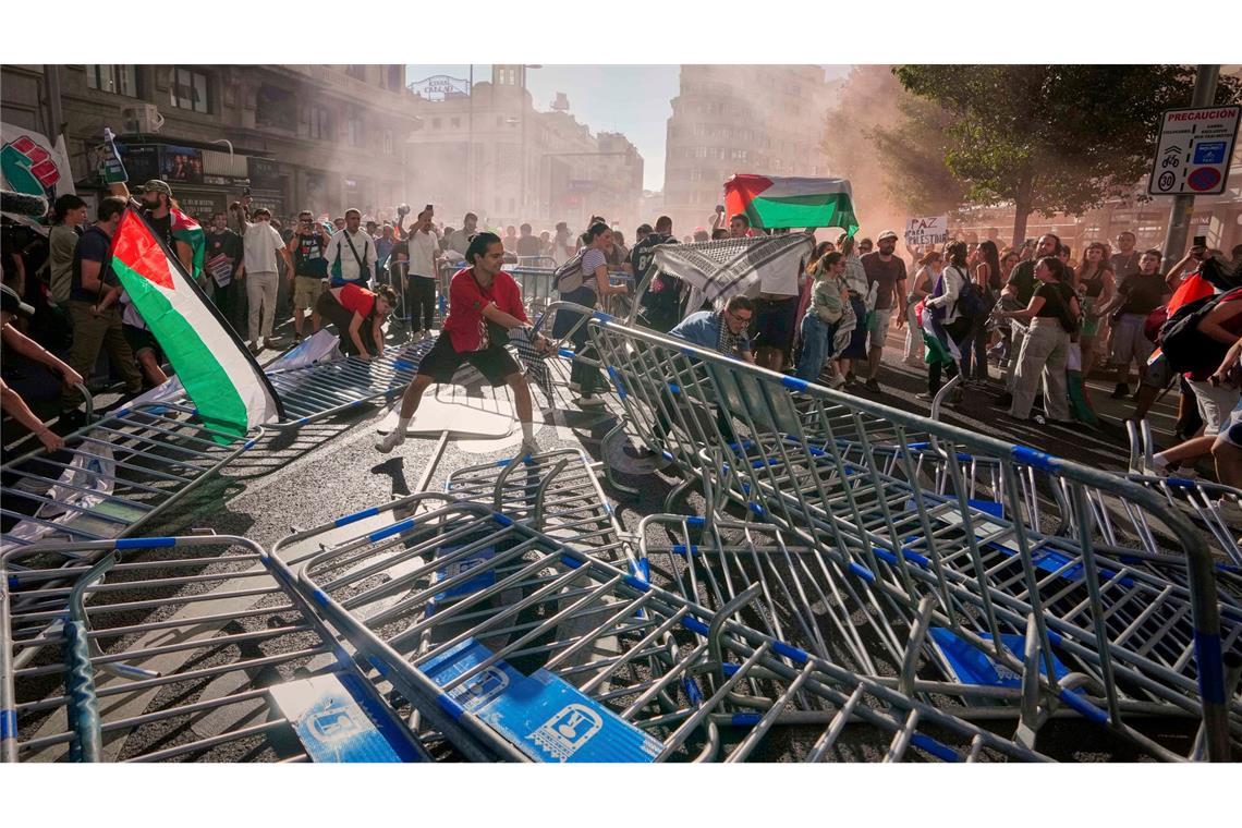 Demonstranten blockieren die Straße, um die einundzwanzigste Etappe des spanischen Radrennens inMadrid zu stören.