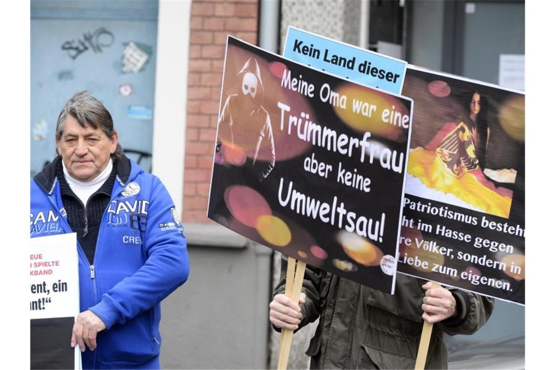 „Umweltsau“-Debatte: TV-Autoren kritisieren Intendant Buhrow Demonstranten der AfD protestieren gegen Rundfunkgebühren und den WDR. Auslöser ist das satirische „Umweltsau“-Video. Foto: Roberto Pfeil/dpa
