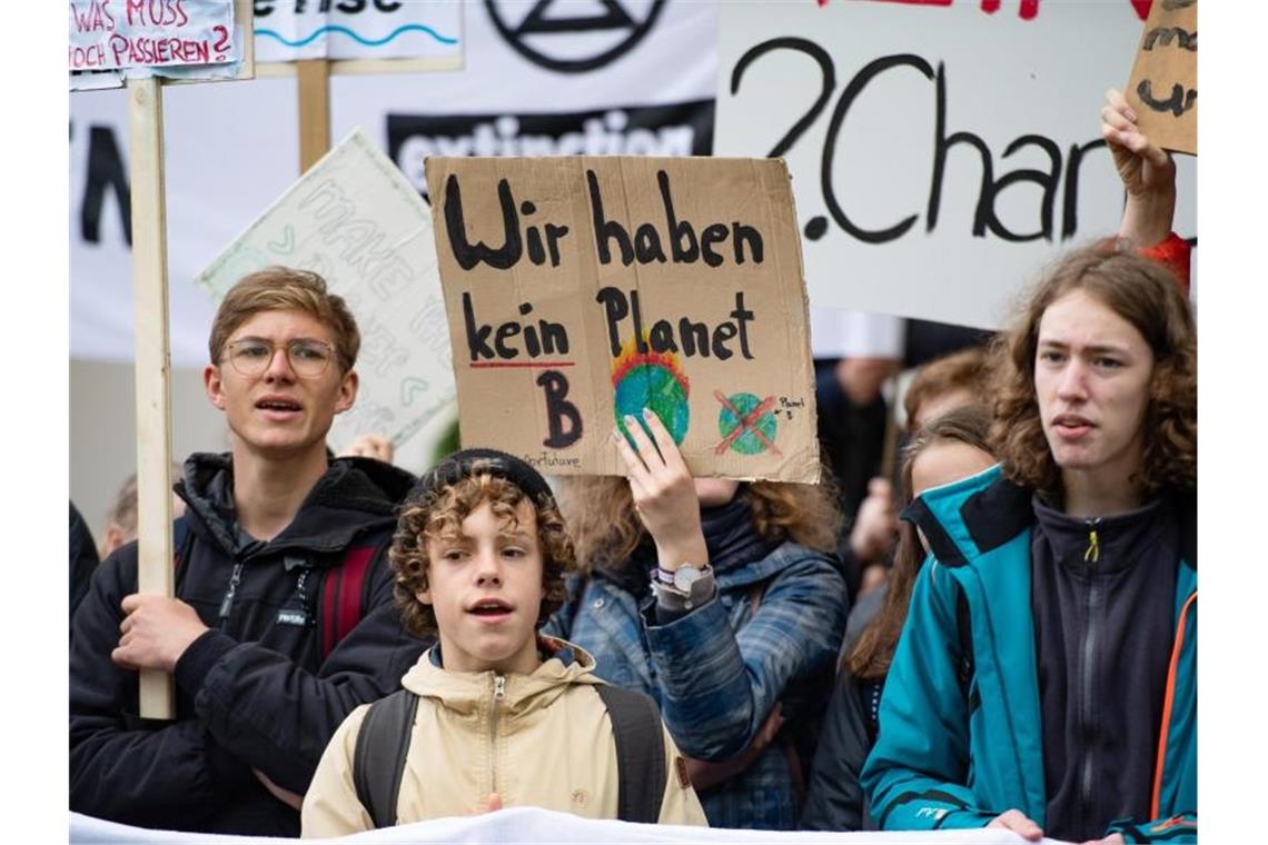 Demonstranten der „Fridays for Future“-Bewegung stehen vor dem Tagungshotel, in dem die Konferenz der Umweltminister und -senatoren stattgefunden hat. Foto: Daniel Reinhardt