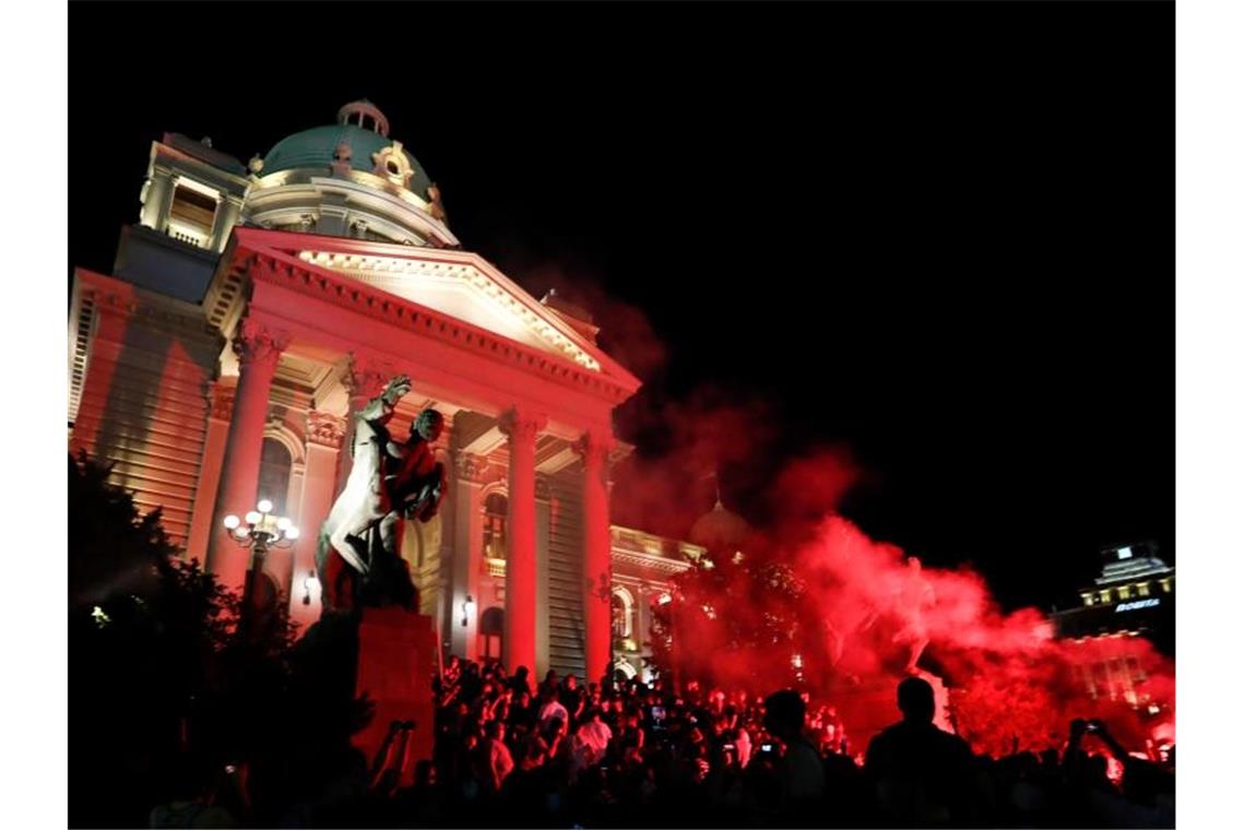 Demonstranten dringen ins serbische Parlament ein. Foto: Darko Vojinovic/AP/dpa