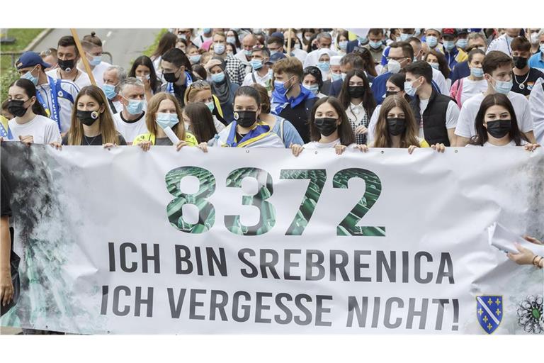Demonstranten erinnern 2021 vor dem bosnisch-herzegowinischen Generalkonsulat in Stuttgart an die von Serben ermordeten Männer von Srebrenica.
