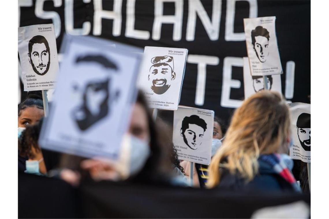 Anschlag in Hanau: „Kein Vergeben - kein Vergessen“ Demonstranten erinnern mit Plakaten an die Opfer des Hanauer Anschlags (Archivbild). Foto: Christophe Gateau/dpa