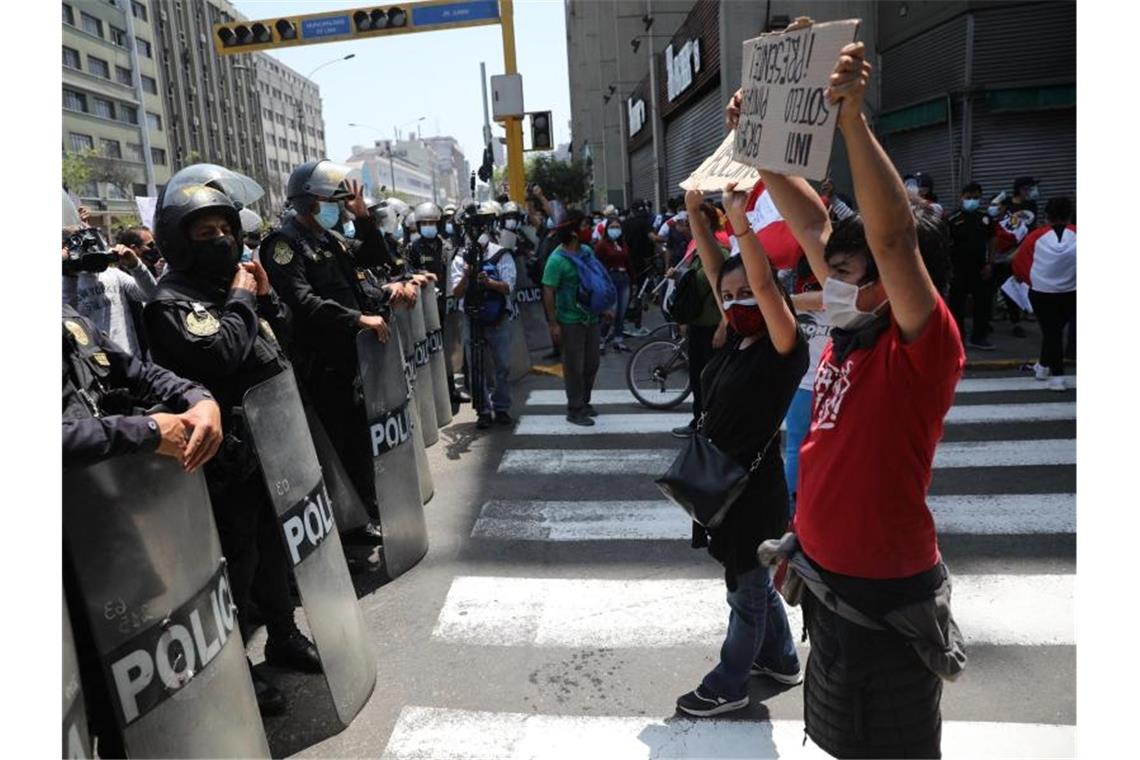 Demonstranten fordern am Wochenende den Rücktritt des Interimspräsidenten Merino. Foto: Rodrigo Abd/AP/dpa