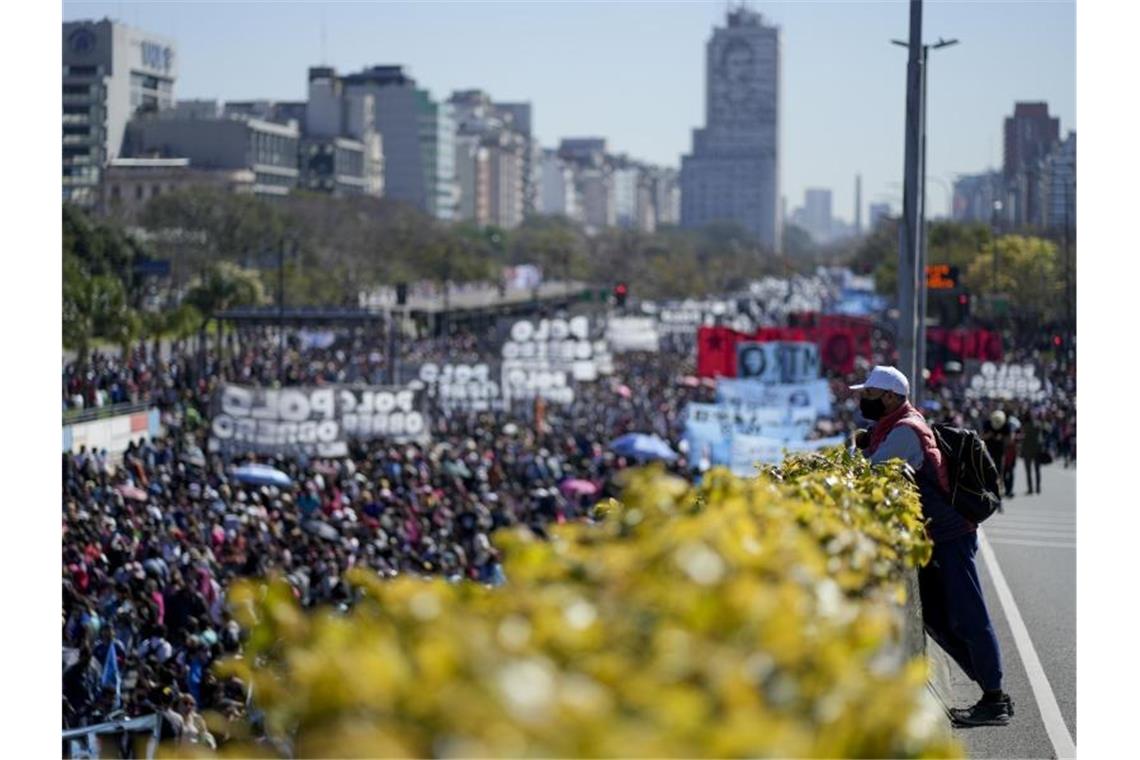 Schwere Regierungskrise erschüttert Argentinien Demonstranten fordern Arbeitsplätze und Sozialleistungen. Foto: Natacha Pisarenko/AP/dpa