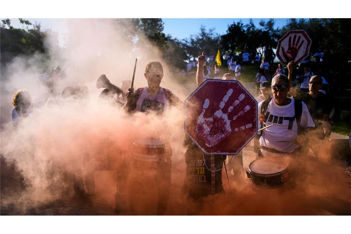 Bilder des Tages Demonstranten fordern in Jerusalem die sofortige Freilassung aller von der Hamas festgehaltenen Geiseln und ein Ende des Krieges im Gazastreifen.
