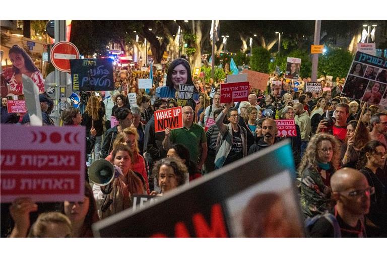 Demonstranten fordern in Tel Aviv die Freilassung von Geiseln - Israel ist Berichten zufolge nun bereit, über weniger als 40 Geiseln zu verhandeln (Archivbild).