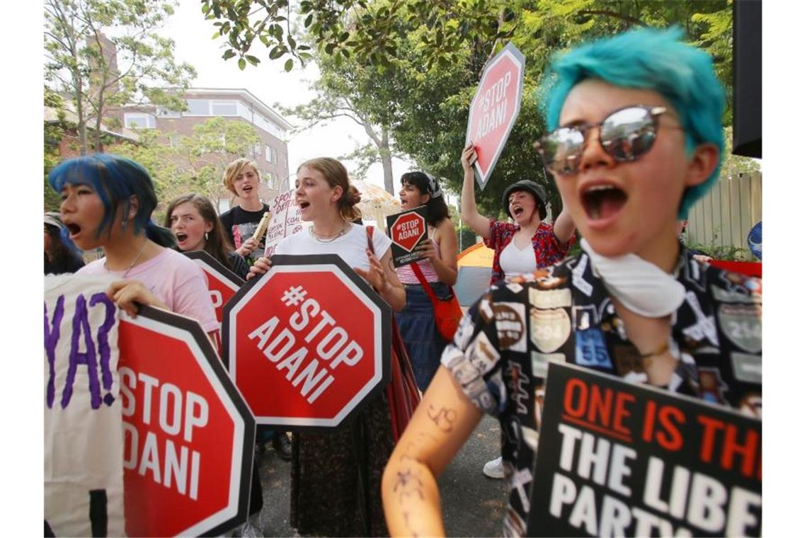Demonstranten fordern mehr Klimaschutz außerhalb des Kirribilli House, dem Wohnhaus des Premierministers. Foto: Steven Saphore/AAP/dpa