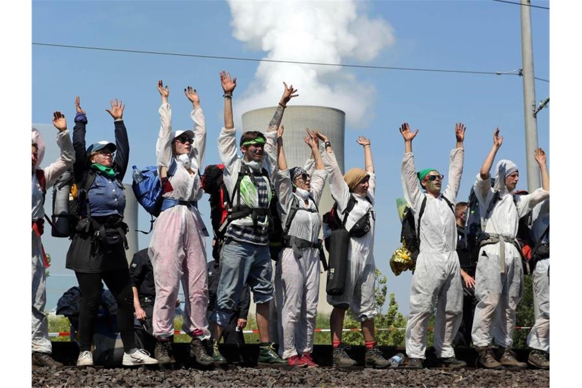 Demonstranten fordern mehr Klimaschutz im Rheinland - und ein Ende des Braunkohleabbaus. Foto: dpa