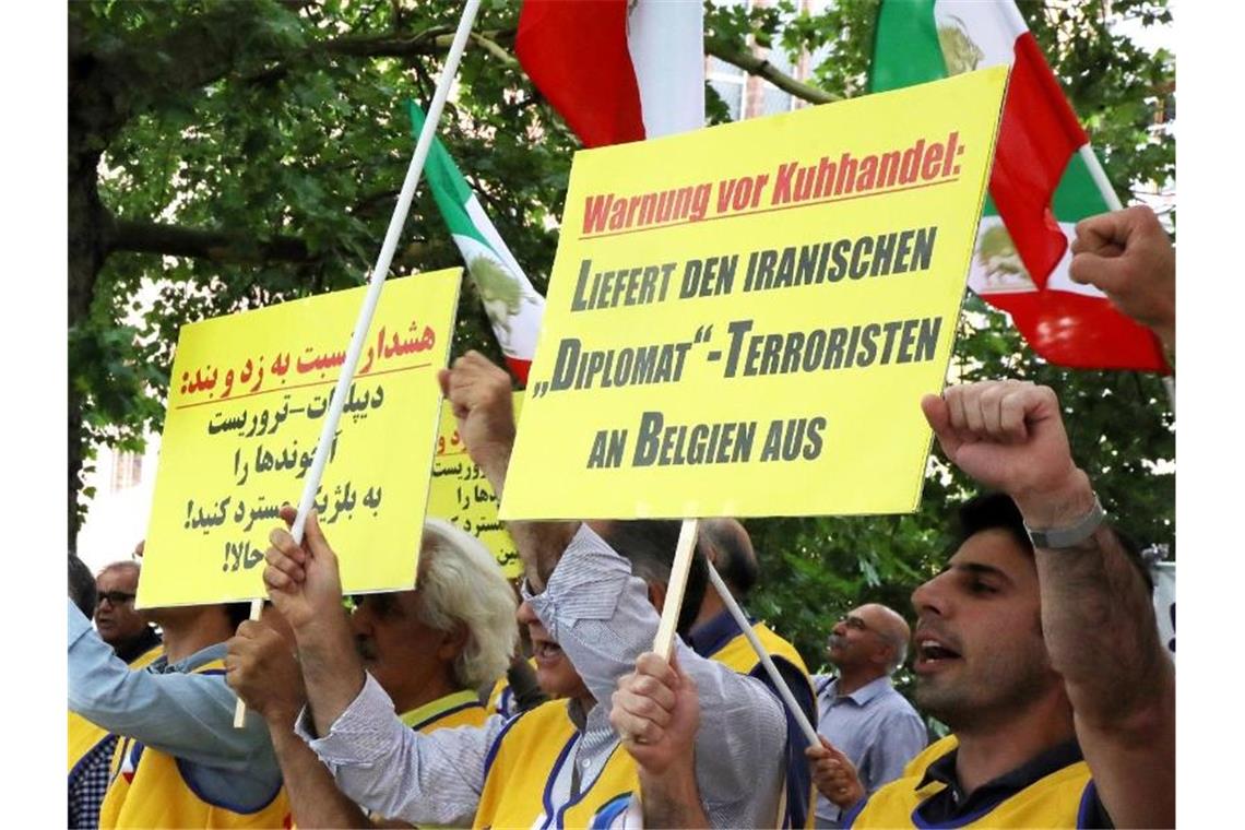 Belgisches Gericht beginnt Prozess zu vereiteltem Anschlag Demonstranten fordern vor dem Auswärtigen Amt in Berlin die Auslieferung des iranischen Diplomaten Assadollah A. Foto: Wolfgang Kumm/dpa/Archiv