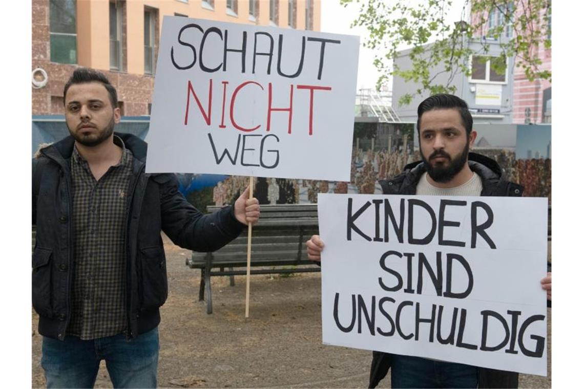 Demonstranten fordern vor dem Auswärtigen Amt in Berlin die Rückführung der Kinder von IS-Kämpfern aus Syrien. Foto: Paul Zinken