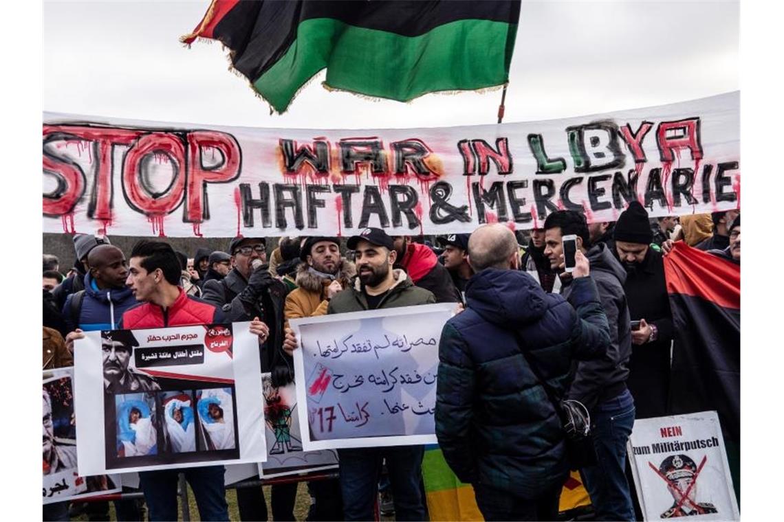 Demonstranten fordern während der Libyen-Konferenz im Januar Frieden in dem nordafrikanischen Land. Foto: Paul Zinken/dpa