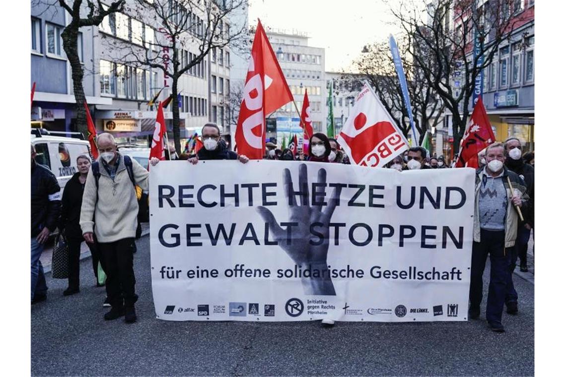 Pforzheim erinnert an Bombardierung Demonstranten gedenken in Pforzheim. Foto: Uwe Anspach/dpa