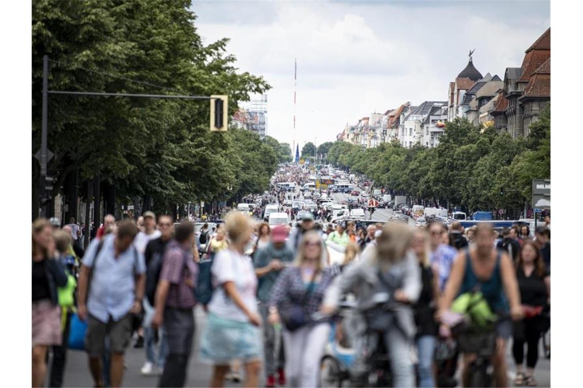 Demos gegen Corona-Politik in Berlin - Polizei-Großeinsatz Demonstranten gegen die Corona-Maßnahmen laufen die Bismarckstraße entlang. Auch dieses Wochenende rechnet die Polizei wieder mit Protesten. Foto: Fabian Sommer/dpa