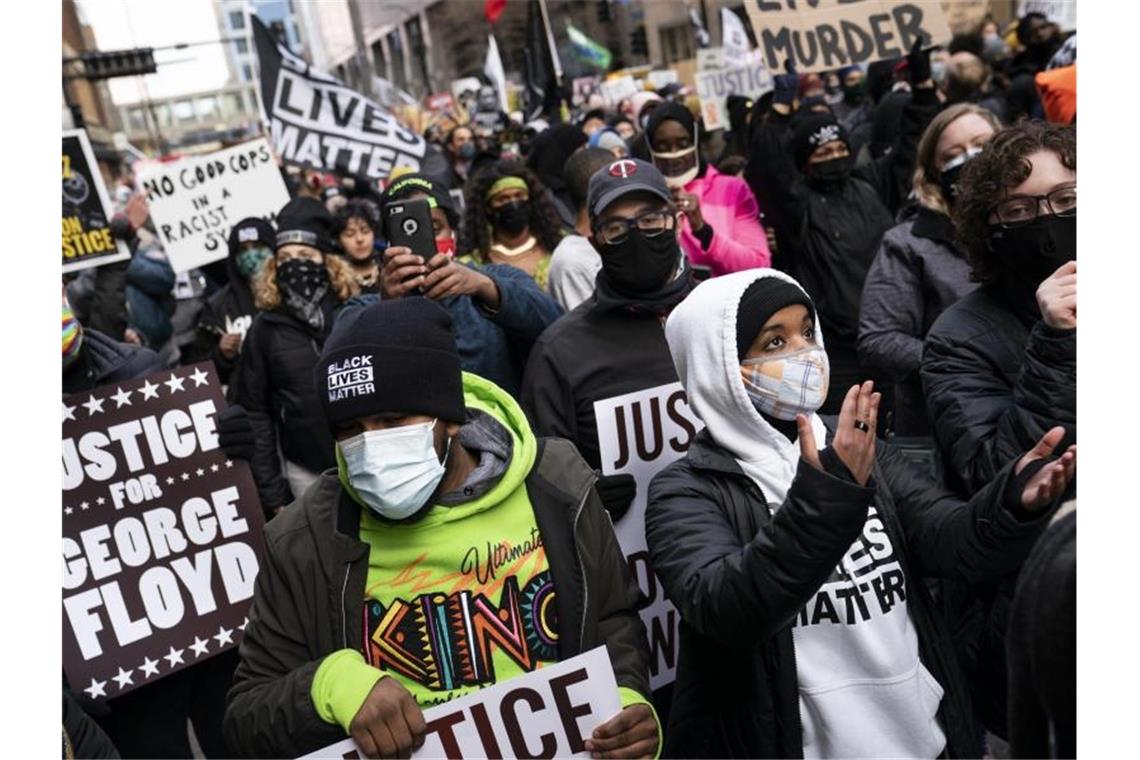 Demonstranten gehen in Minneapolis mit Plakaten auf die Straße und fordern Gerechtigkeit. Foto: John Minchillo/AP/dpa