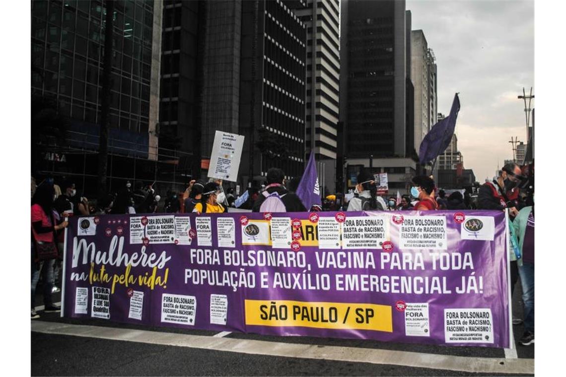 Demonstranten gehen in São Paulo gegen die Corona-Politik des brasilianischen Präsidenten Jair Bolsonaro auf die Straße. Foto: Adeleke Anthony Fote/TheNEWS2 via ZUMA Wire/dpa