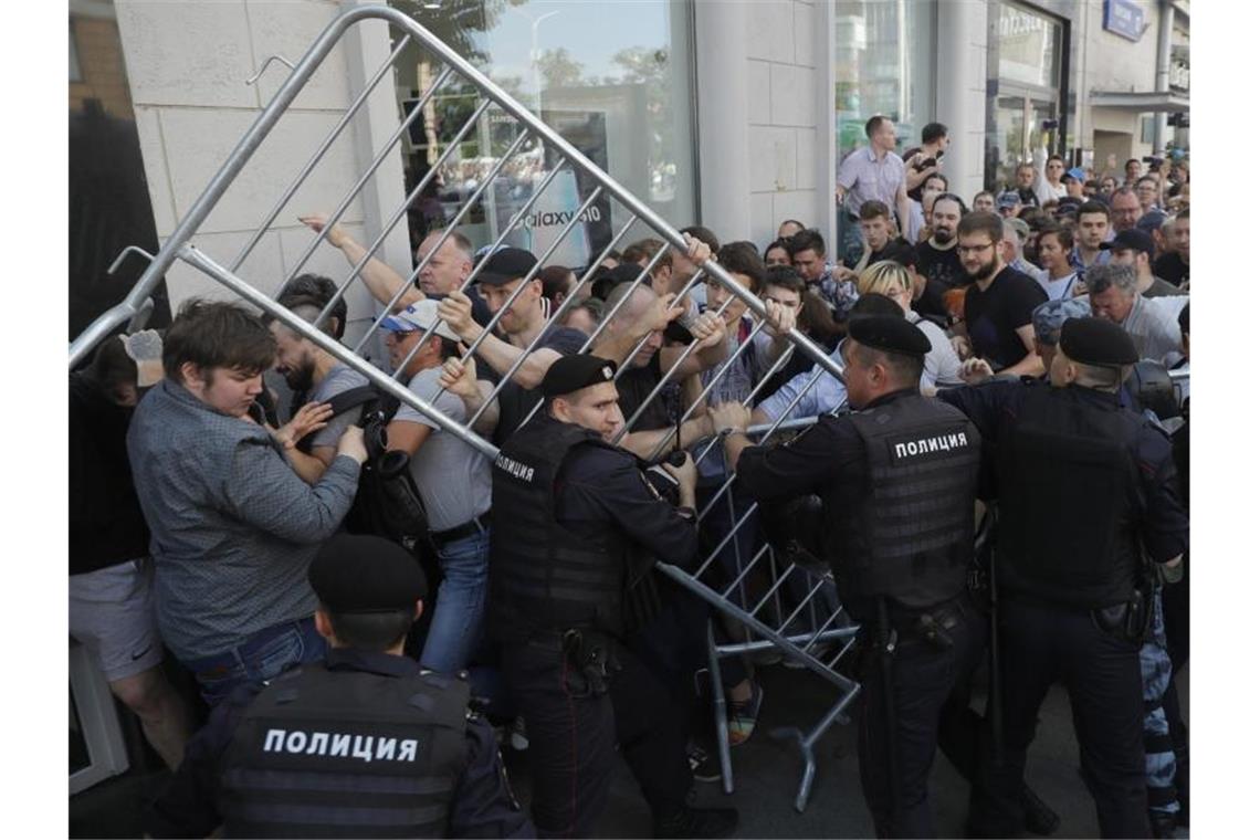 Demonstranten geraten mit der Polizei in Moskau gegeneinander. Foto: Pavel Golovkin/AP