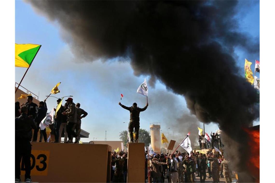 Sturm auf US-Botschaft im Irak Demonstranten haben auf dem Gelände der US-Botschaft ein Feuer gelegt. Foto: Khalid Mohammed/AP/dpa