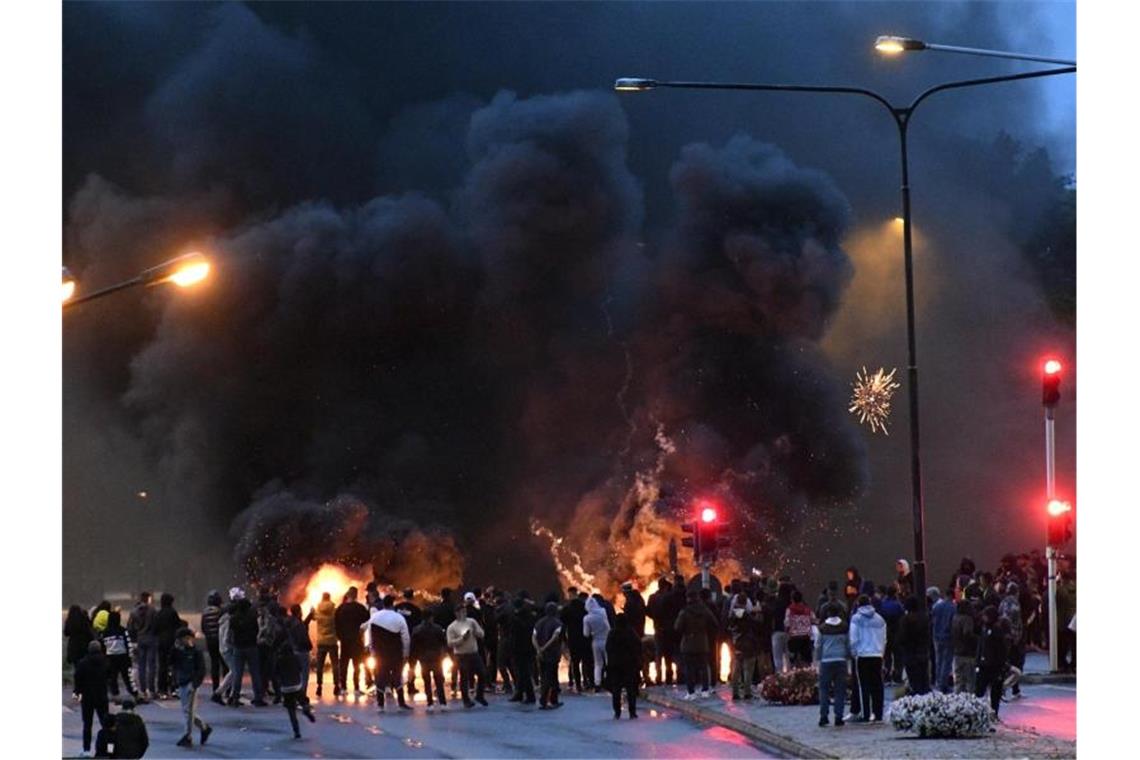 Demonstranten haben im schwedischen Malmö Reifen angezündet. Foto: Uncredited/TT NEWS AGENCY/AP/dpa