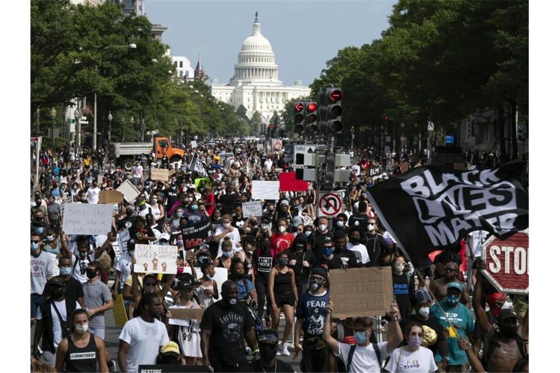 Protest gegen Rassismus in Washington Demonstranten haben in Washington für ein Ende von Rassismus und Polizeigewalt gegen Schwarze protestiert. Foto: Jose Luis Magana/AP/dpa