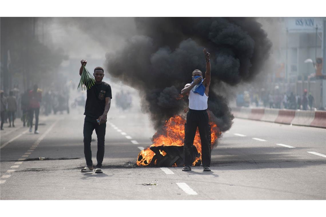 Mehrere afrikanische Botschaften im Kongo angegriffen Demonstranten haben mehrere Botschaften angegriffen.