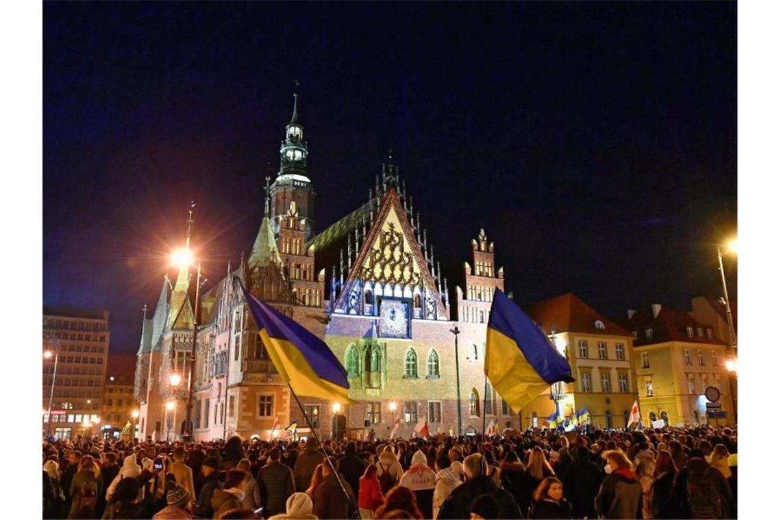 Immer mehr Russen rufen zur Beendigung des Krieges auf Demonstranten haben sich auf dem Marktplatz in Breslau versammelt, um ihre Unterstützung für die Ukraine zu bekunden. Foto: Maciej Kulczynski/PAP/dpa