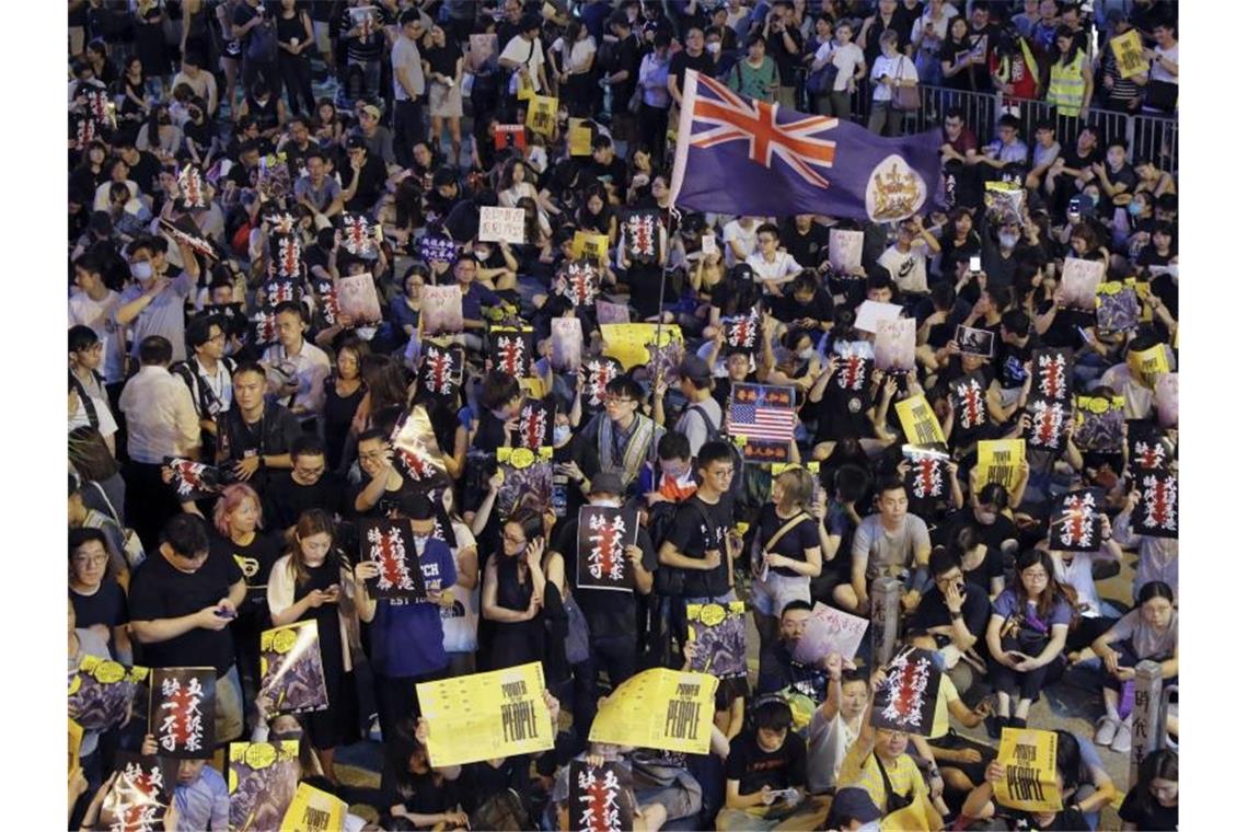 Neue Proteste in Hongkong trotz Drohungen aus Peking Demonstranten haben sich trotz einer verschärften Gangart Chinas erneut zu Protesten versammelt. Foto: Kin Cheung/AP