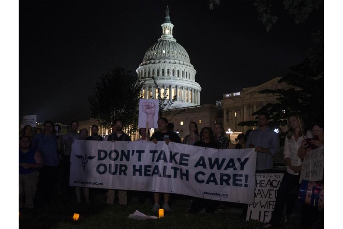Demonstranten halten 2017 vor dem Kapitol in Washington ein Banner mit der Aufschrift „Don't take away our health care!“ (Nehmt uns nicht unsere Krankenversicherung weg!) hoch. Foto: Alex Edelman/ZUMA Wire/dpa