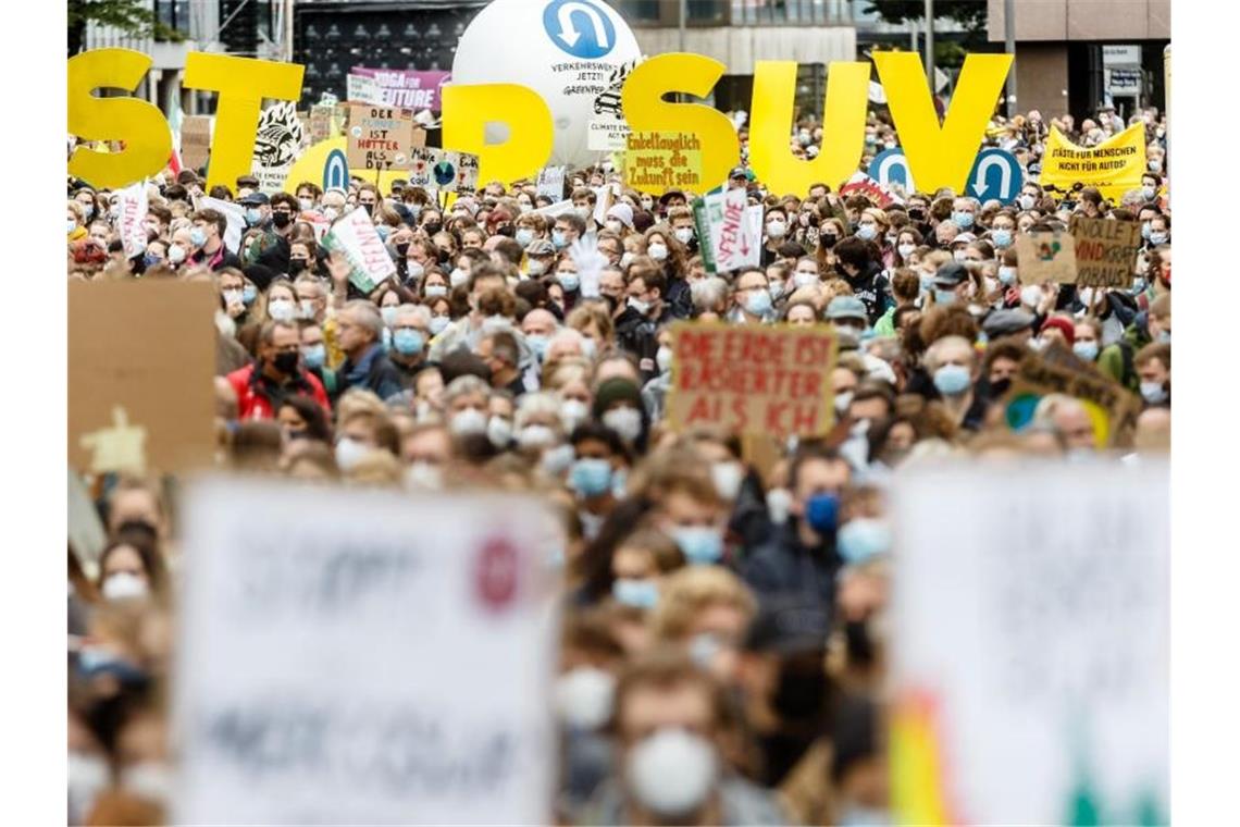 Demonstranten halten auf der Klimastreikdemonstration von „Fridadys For Future“ Buchstaben, die die Worte „STOP SUV“ bilden, in die Höhe. Foto: Markus Scholz/dpa