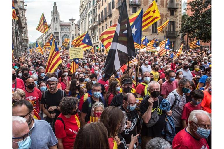 Demonstranten halten die katalanische Unabhängigkeitsfahne in die Höhe. Foto: Thiago Prudencio/DAX via ZUMA Press Wire/dpa