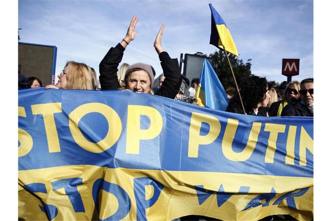 Immer mehr Russen rufen zur Beendigung des Krieges auf Demonstranten halten ein Transparent in den ukrainischen Nationalfarben und demonstrieren in der Nähe der russischen Botschaft in Rom. Foto: Cecilia Fabiano/LaPresse/AP/dpa