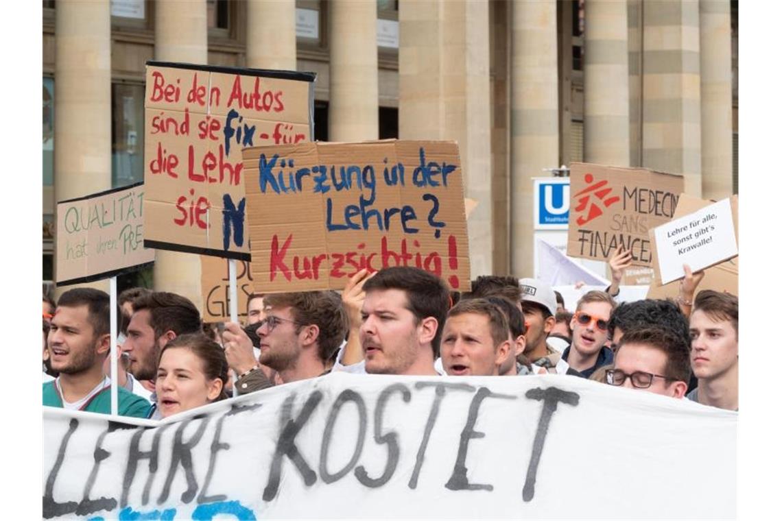 Demonstranten halten Protestschilder hoch. Foto: Gregor Bauernfeind/dpa
