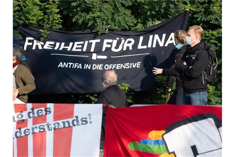 Demonstranten halten vor Beginn eines Prozess gegen eine Frau und drei Männer ein Transparent mit der Aufschrift „Freiheit für Lina“ vor dem Oberlandesgericht (OLG) Dresden. Foto: Sebastian Kahnert/dpa-Zentralbild/dpa