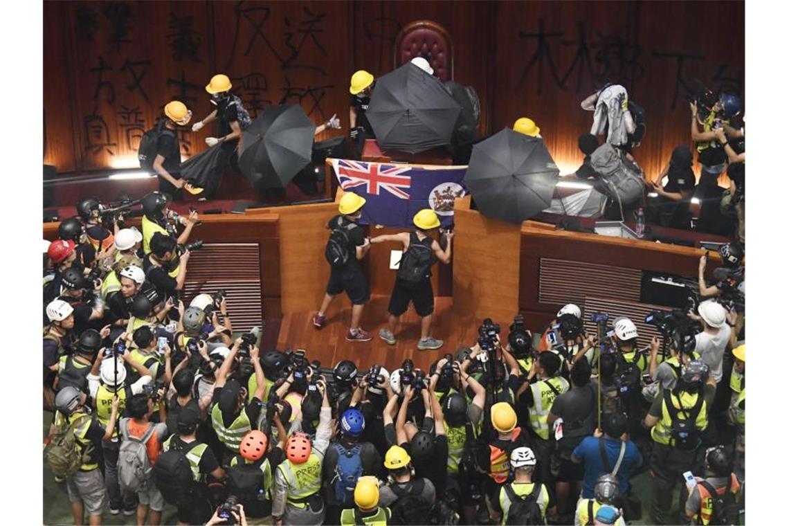Hongkongs Regierungschefin verurteilt Angriff auf Parlament Demonstranten hissen im Hongkonger Parlament die Flagee der ehemaligen britischen Kolonie. Foto: kyodo
